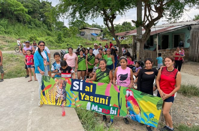 Eine Gruppe von Personen hält einen Banner mit der Aufschrift "Ja zu Yasuní Manabí" hoch