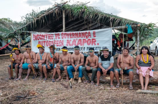 Kaapor besprechen sich im Amazonas-Regenwald