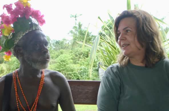 Marianne spricht mit einem traditionell gekleideten Indigenen Papua