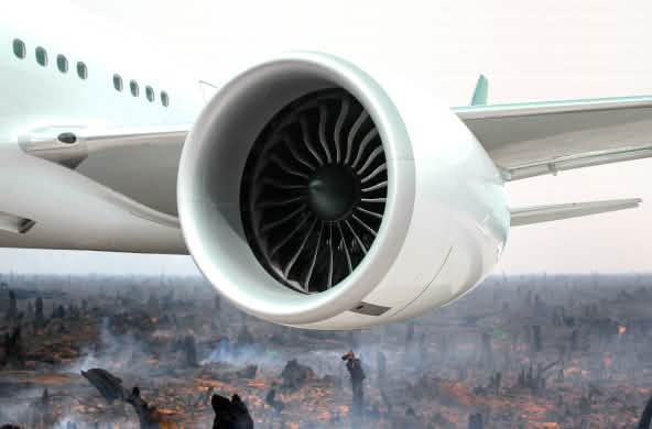 Fotomontage: Turbine eines Düsenflugzeugs vor verbranntem Regenwald