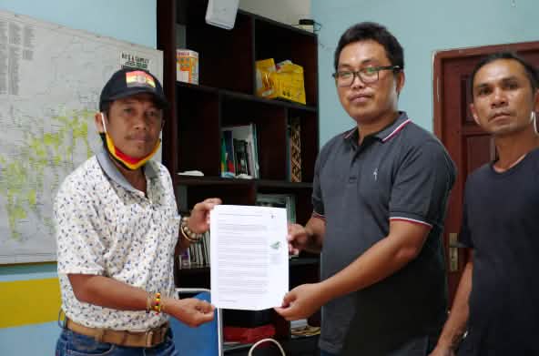 Effendi Buhing aus Kinipan und Safrudin Mahendra von Save Our Borneo