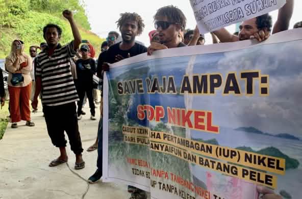 Protestierende mit Banner "Rettet Raja Ampat: Stop Nickel"