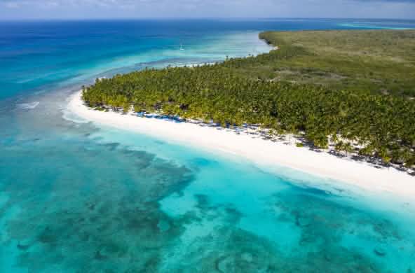 Luftaufnahme von tropischen Insel Saona mit Kokospalmen und türkisfarbenem karibischen Meer