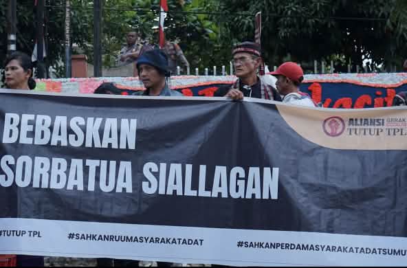 Banner mit "Freiheit für Sorbatua Siallagan" von der Allianz Tutup TPL = Toba Pulp Lestari schließen