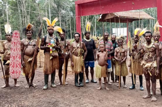 Gruppenfoto von indigenen Awyu in traditioneller Kleidung