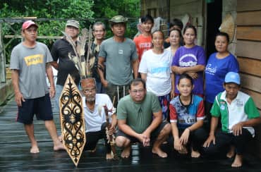 Matek mit Gruppe von Dayak