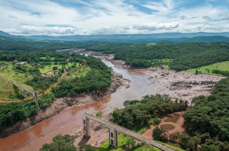 Nach dem Bruch der Eisenerzmine in Brumadinho hat  sich eine giftige Schlammlawine über Hunderte Kilometer flussabwärts gewälzt und Menschen, Tiere, Siedlungen  und Brücken vernichtet Dammbruch von Brumadinho, Feb.2019