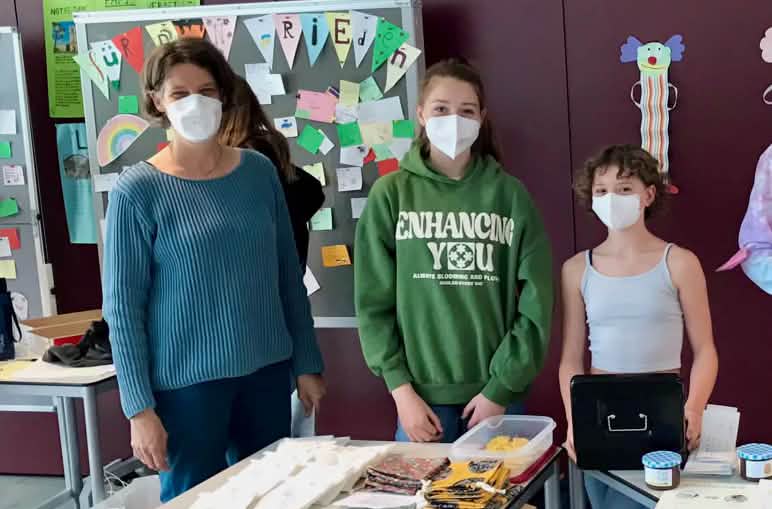 Auch der Verkauf von selbst gemachten  Bienenwachstüchern dient einem guten  Zweck: Lehrerin Daniela Weimar mit Sophia und Lisa vom AK Umwelt Spenden-Schulaktion
