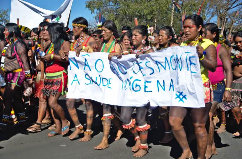 Indigene Frauen protestieren gegen die Rodung ihres Regenwaldes Indigene Frauen in Brasilien protestieren mit einem Banner gegen die Abholzung ihrer Regenwald- und Schutzgebiete