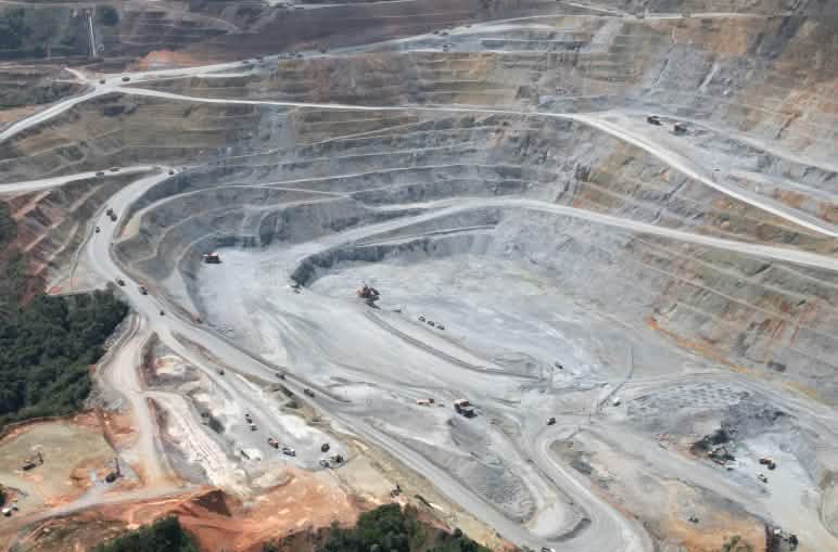 doch der Bergbau wie diese Kupfermine breitet sich weiter aus Luftaufnahme der Mirador-Mine in der Cordillera del Cóndor, Ecuador