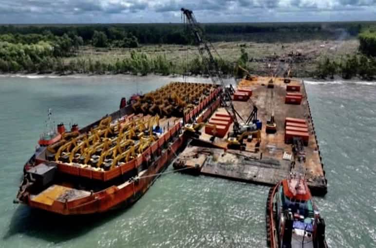 Ankunft der Bagger und Bulldozer Frachtschiff voller Bagger