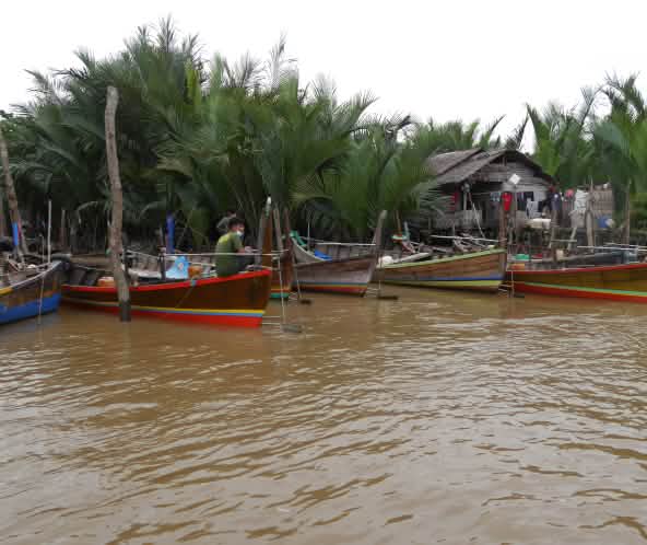 Fischer in Booten bei Insel Kuala Serapuh, Indonesien