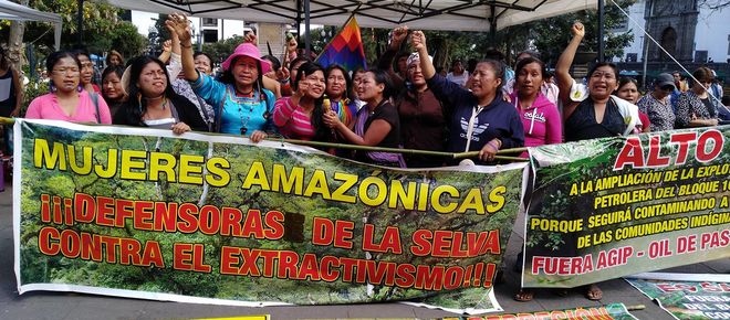 Indigene Frauen demonstrieren gegen Bergbau- und Ölprojekte im Amazonasregenwald