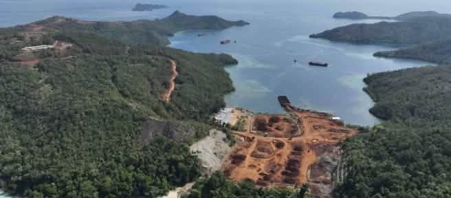 Blick von oben auf eine Nickelmine auf einer kleinen Insel