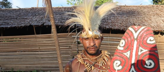 Ein Awyu-Mann vom Mappi-Fluss, Bezirk Mappi, Süd-Papua, in traditioneller Kleidung