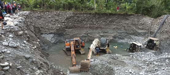 Bevölkerung in Cajamarca verteidigt Wasser gegen Bergbau (© Colectivo Geografia Critica) Bergbau zerstört Regenwald