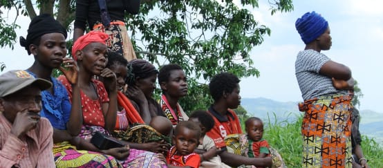 Indigene Batwa: Frauen und Kinder in einem Dorf nahe Bukavu