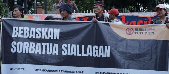 Banner mit "Freiheit für Sorbatua Siallagan" von der Allianz Tutup TPL = Toba Pulp Lestari schließen