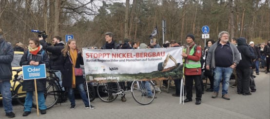 Banner "Stoppt Nickel Bergbau"  mit Stefanie Hess und Boboy Simanjuntak