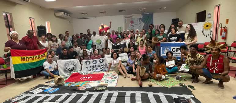 Die Organisation Justiça nos Trilhos berät die Bevölkerung über ihre Rechte Gruppenfoto von etwa 50 Personen mit Bannern in einem Seminarraum
