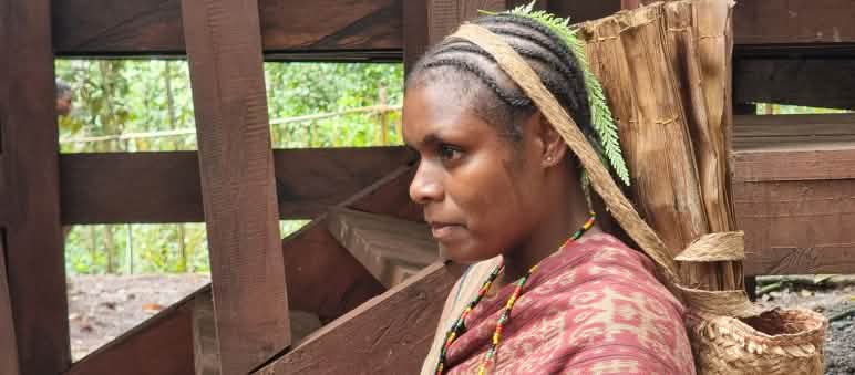 Uralte Tradition: Aus Pflanzenfasern flechten die Afsya ihre Taschen Papua-Frau mit Noken