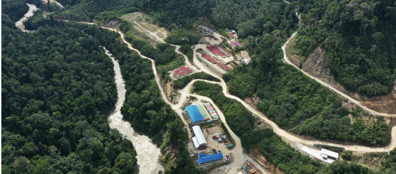 Trotz weltweiter Proteste wird das Kraftwerk im Wald der Tapanuli-Orang-Utans weitergebaut Baustelle im Wald neben Fluss