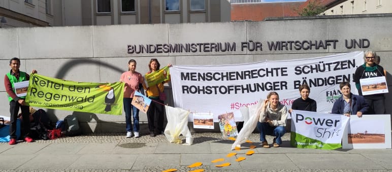 Petitionsübergabe Thema Bauxit in Berlin