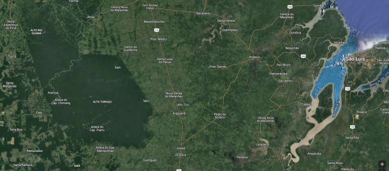 Der intakte, dunkelgrüne Regenwald ist im Territorium Alto Turiaçu der Ka'apor (links) ist auf der Satellitenaufnahme vom Norden des brasilianischen Bundesstaats Maranhão gut sichtbar Territorium der Kaapor - Satellitenaufnahme vom Norden des brasilianischen Bundesstaats Maranhao