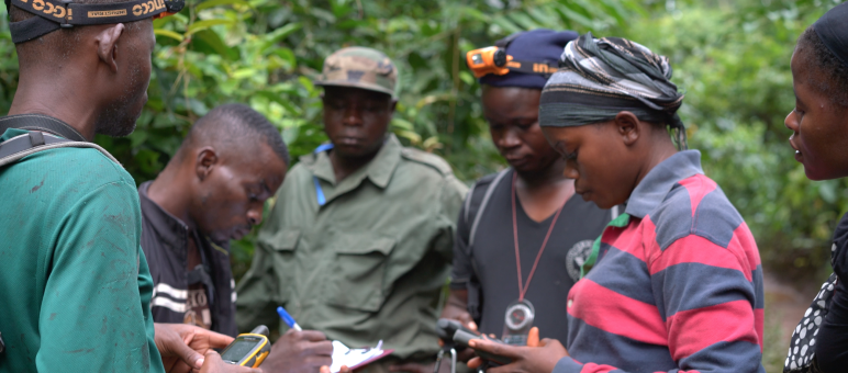 Felicia Kyne patrouilliert mit anderen Eco-Guards. Sie dokumentieren Spuren seltener Tiere und illegale Aktivitäten, zum Beispiel von Wilderern oder Goldsuchern. Weibliche Eco-Guards bewachen den Grebo-Krahn Nationalpark in Liberia