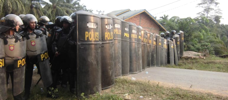 Wer stört Ruhe und Ordnung im Staat? Die Indigenen oder die Ölpalmplantagen? Indonesien: Polizei sichert Ölpalmplantage