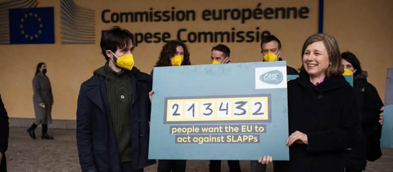 EU-Kommissarin Věra Jourová (rechts) nimmt die Petition entgegen EU-Kommissarin Věra Jourová (rechts) nimmt die Petition entgegen