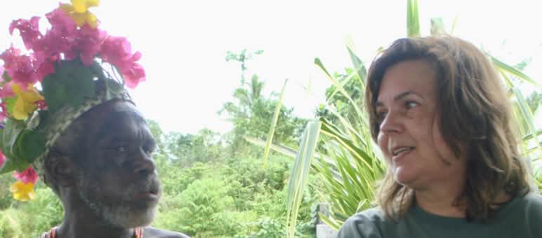 Können wir den Regenwald im Tambrauw-Gebirge im Westen Papuas retten? Marianne spricht mit einem traditionell gekleideten Indigenen Papua