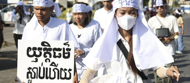 Demonstration vor dem Gerichtsgebäude in Phnom Penh Demonstration von Mother Nature Cambodia