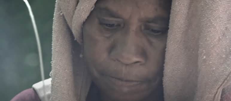 Aus Pflanzenfasern knüpfen die Afsya die Noken genannten Taschen Frauengesicht in großaufnahme