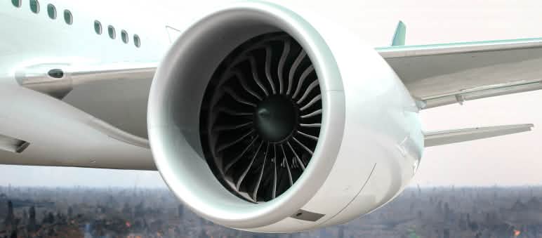Irre Idee: Fliegen mit Palmöl Fotomontage: Turbine eines Düsenflugzeugs vor verbranntem Regenwald