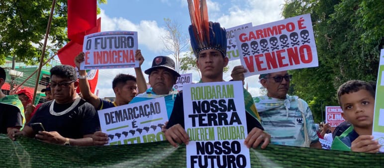 „Marsch der indigenen Völker“ für den Regenwald während des Amazonas-Gipfels in Belém Indigene marschieren in einer Reihe und halten Plakate hoch mit Texten wie: Unser Land ist unsere Zukunft