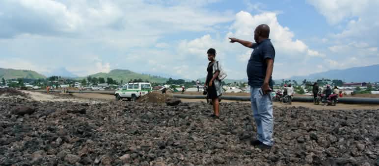 Die Umweltschützer Clarice Butsapu und François Biloko sind auf dem Weg zum Virunga Nationalpark. Nach dem Ausbruch des Nyiragongo-Vulkans hatte Lava die Landstraße unpassierbar gemacht Partner in Goma nach Vulkanausbruch