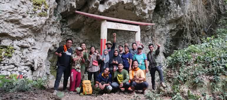 An diesem Felsen liegt ein heiliger Ort der Ahnen Ort der Ahnen, Dayak