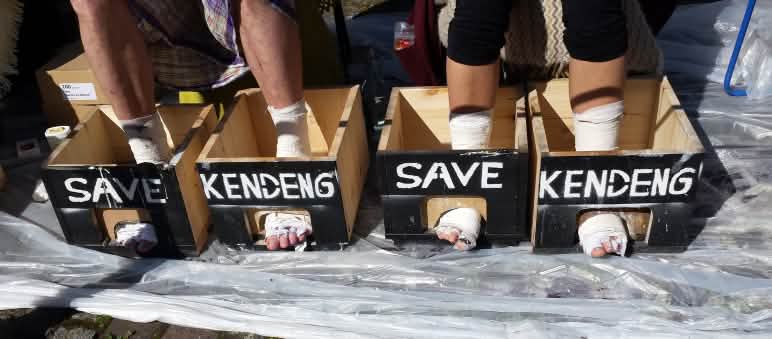 Füße in Beton ist eine Protestform der „Freundlich Gesinnten" vier Füße in Beton, Aufschrift SAVE KENDENG