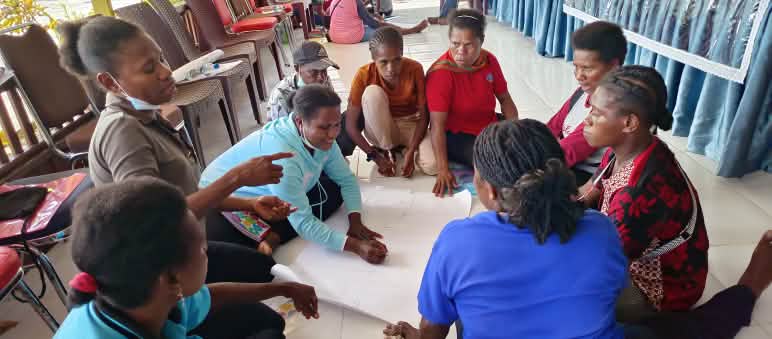 Umwelt-Training für indigene Frauen durch Pusaka Training indigener Frauen durch PUSAKA