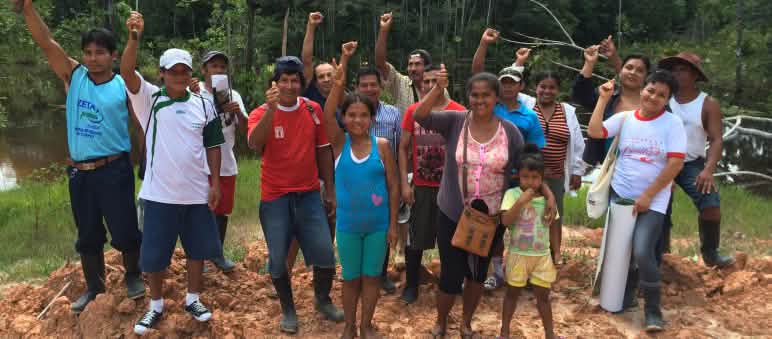 Mit vielen Ideen verhindern die Kleinbauern und Umweltschützer von Tamshiyacu die Ausbreitung der Kakao-Plantagen: Sie gehen vor Gericht, auf Demos – und sie kaufen und schützen Regenwaldgrundstücke Bewohner von Tamshiyacu