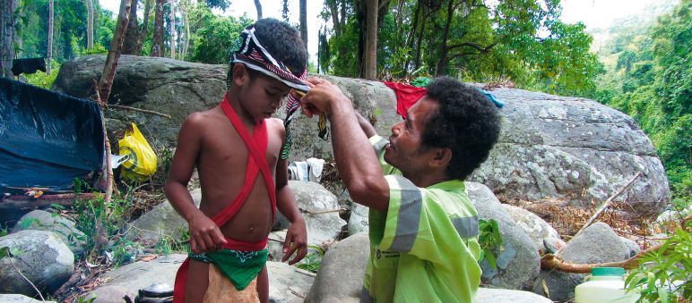 Die Batak geben Kultur, Sprache und den Glauben an Naturgeister an ihre Kinder weiter. Dazu gehört traditioneller Schmuck zu Erntedankfesten Indigene Batak