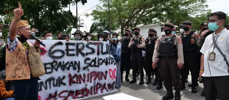 Solidarität mit Kinipan - Save Kinipan Protest der Bürger von Kinipan auf Borneo vor dem Gericht in Palangkaraya 2022