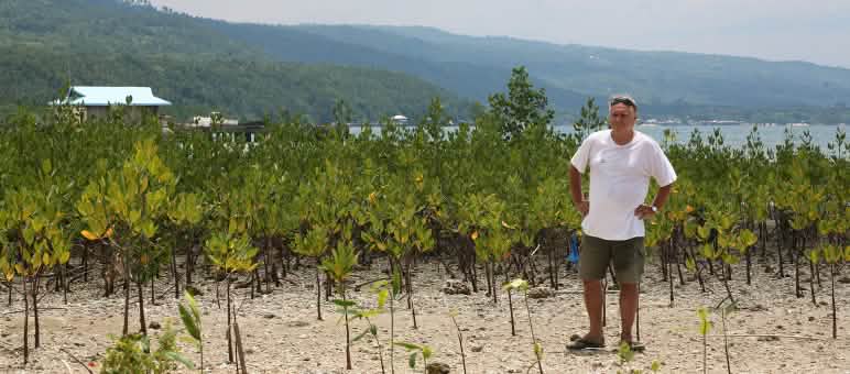 Mangrovenfeld auf Samal Island mit Projektkoordinator U. Kronberg