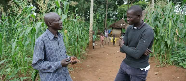 Maxwell Atuhura (r.) mit Dorfbewohner Umweltschützer Maxwell Atuhura (rechts) berät Bevölkerung in Uganda