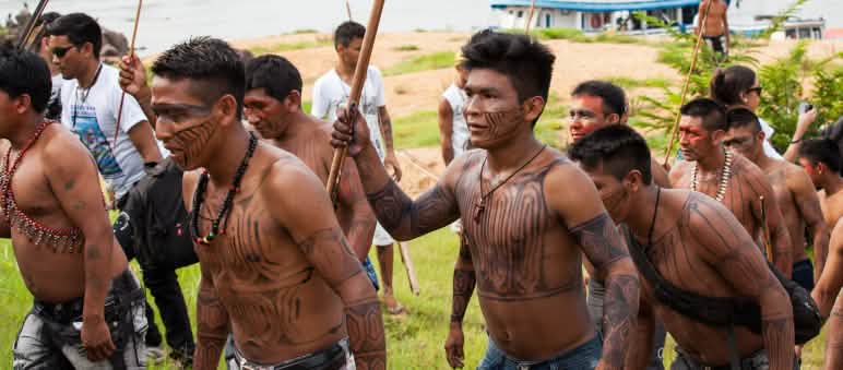 Die Mundurukú fordern: „Wir wollen einen freien Tapajós!“ Sie leisten Widerstand Indigene vom Volk der Munduruku demonstrieren