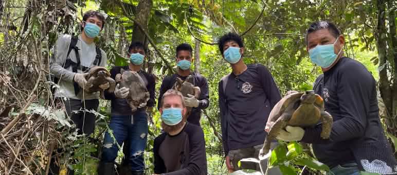 Mitglieder von amaZOOnico in Ecuador bereiten Schildkröten auf die Freiheit vor Mitglieder der Auffangstation amaZOOnico, Gruppenfoto