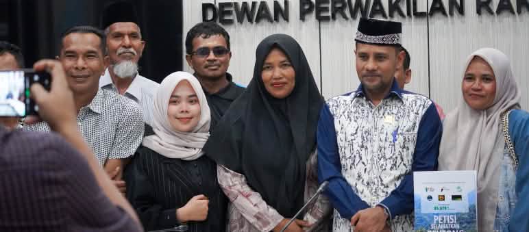 Jugend, Frauen, Urwaldschützer aus Beutong im Parlament der Provinz Aceh Gruppe mit Petition im Parlament in Banda Aceh