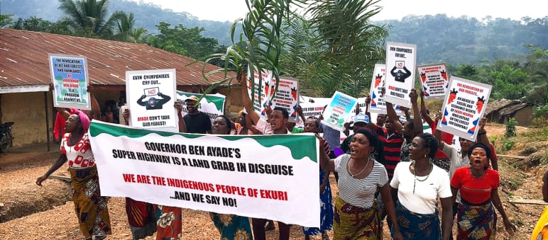 Die Menschen im Cross River State wehren sich gegen die Zerstörung des Waldes Indigene Ekuri demonstrieren gegen einen Highway