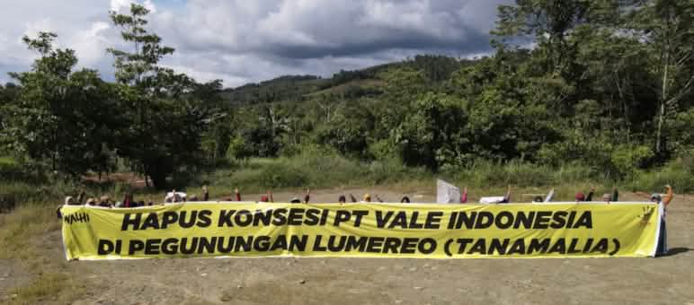 Protest gegen die größte Nickelmine Indonesiens Transparent "Entzug der Konzession von PT Vale Indonesia im Lumereo Gebirge (Tanamalia)"